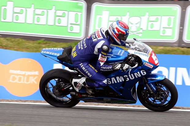 Isle of Man TT racer Gary Johnson in action at Knockhill (Dave Yeomans)